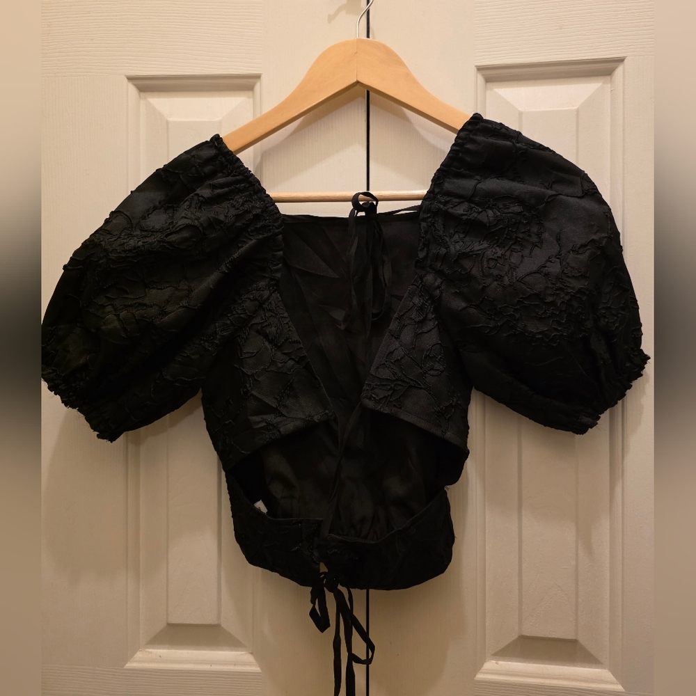 NA-KD Black Puff Sleeve Textured Crop Top- size 32 (US 4)l- NWOT (never worn) đź–¤ - Picture 2 of 4